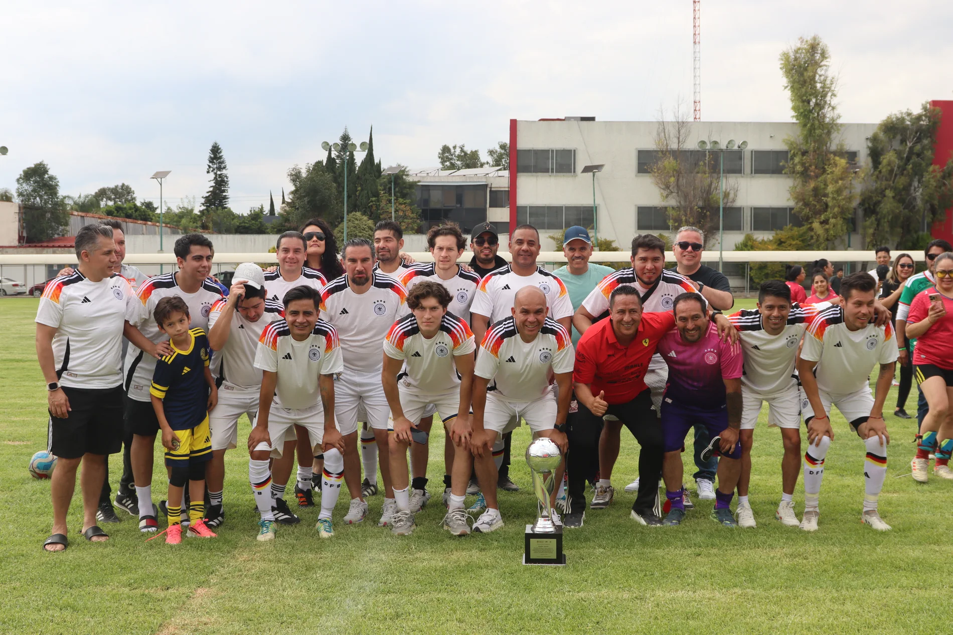 Compañeras y compañeros de la Sección 241 en una actividad deportiva