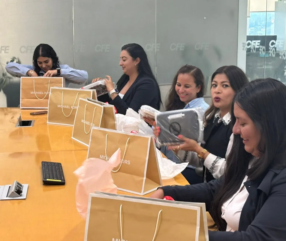 Entrega de presentes por el Día de las Madres 2026